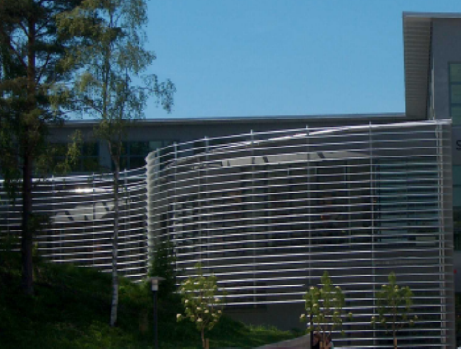 Fasta och rörliga solskärmar som byggsystem med profiler och lameller av strängpressat aluminium för...